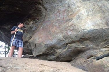 Explorez les grottes  proximit du camp