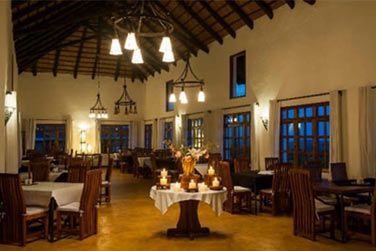 Le restaurant du lodge propose un large choix de plats prpars  base de produits frais cultivs dans la ferme