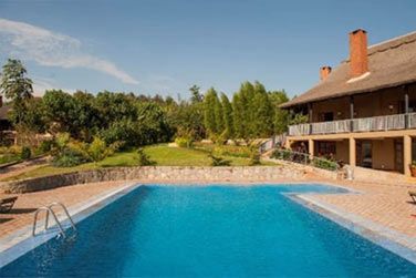 Dtendez-vous au bord de la piscine du lodge...