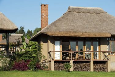 Dcouvrez les chalets au toit de chaume qui composent le lodge