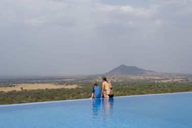 Depuis la piscine, profitez de la vue exceptionnelle sur la savane africaine...
