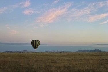 Profitez dune escapade en montgolfire pour explorer la savane africaine vue den haut !