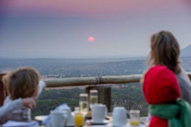 Savourez votre repas tout en admirant la vue remarquable sur le paysage environnant depuis la terrasse du restaurant !