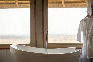 La baignoire avec sa vue sur la savane...