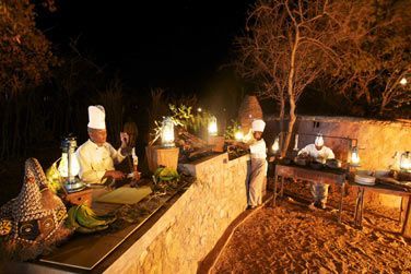 Dner  la lanterne dans un Boma traditionnel