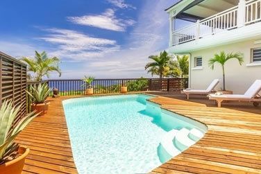 La piscine extrieure de la Villa des Palmes