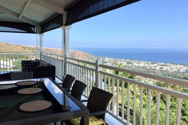 Partagez vos motions de la journe autour d'un verre sur la terrasse face au soleil couchant