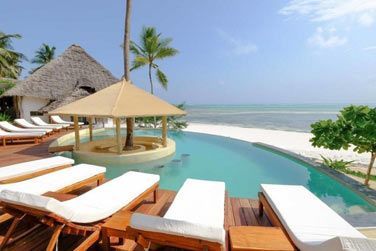 Dtendez-vous au bord de la piscine et profitez de la belle vue sur la plage