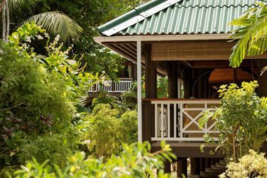 Inscrit dans une dmarche co-responsable, l'htel Acajou se fond parfaitement  la vgtation