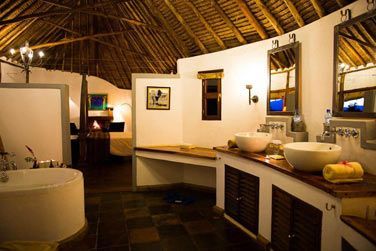 L'une des salles de bain du Tawi Lodge