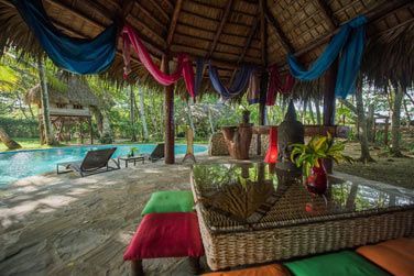 L'espace dtente autour de la piscine