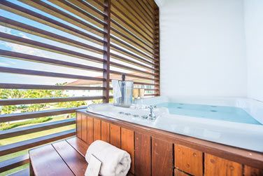 Le bain  remous dans la Suite Prsidentielle