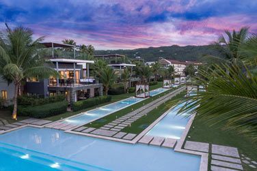 Les casitas au bord de la piscine