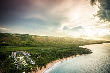 La vue arienne de l'htel au coucher du soleil