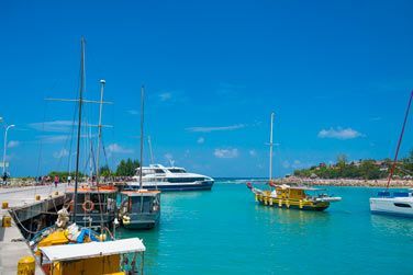Et voici le petit port de La Digue o vous dbarquerez !