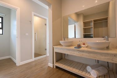 Salle de bain des chambres vue jardin et mer