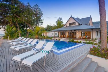 Empruntez les transats au bord de la piscine et laissez-vous bercer par le bruit des vagues