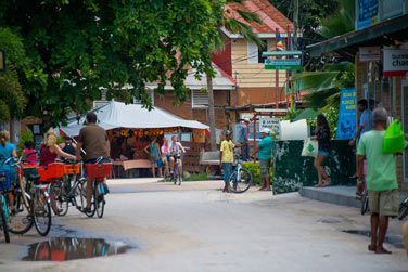 Dcouvrez La Passe, village authentique et anim de La Digue