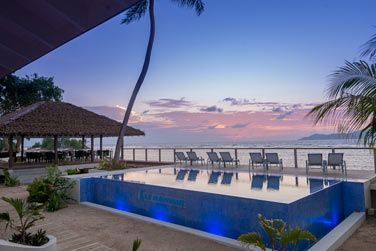 Vue de la piscine au coucher du soleil