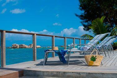 Vue sur l'ocan et les rochers de La Digue...