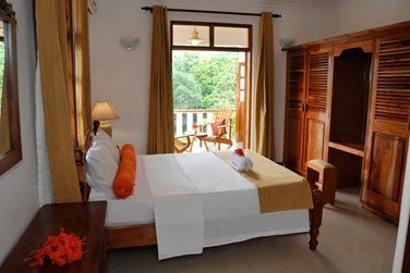 Les chambres des appartements donnent sur un balcon