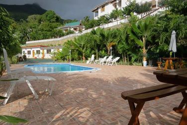 Voici les espaces extrieurs : espace dtente et piscine !