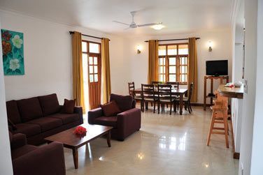 Le salon suivi de la salle  manger des appartements