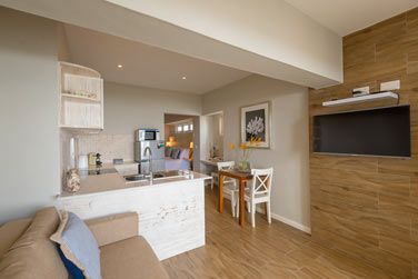 Coin salon et cuisine de la chambre Front de mer