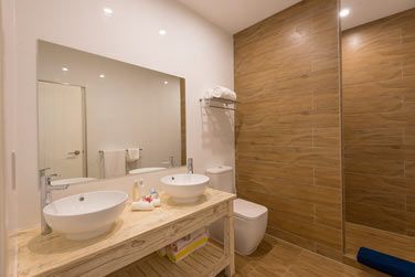 Salle de bain de l'appartement front de mer