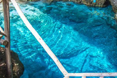 Petit Lagon paradisiaque, le Hoyo Azul devrait ravir petits et grands avec son bleu couleur meraude