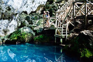Les grottes de Los Tres Ojos se trouvent au Parc Mirador del Este,  l'est de Saint-Domingue