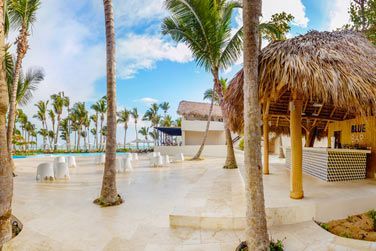 Profitez des boissons tropicales et des cocktails entours de paysages magnifiques au Blue Bar