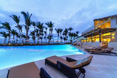 La grande piscine extrieure