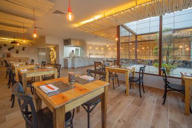 Au restaurant asiatique MI, la cuisine fusion associant saveurs des Carabes et de l'Asie vous invite  un voyage des sens