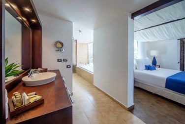 La salle de bain de La suite Junior Premium front de mer avec piscine prive