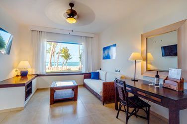 Le salon de La suite Junior Premium front de mer avec piscine prive