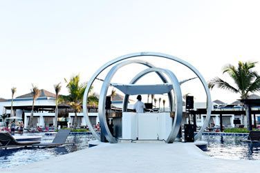 Dansez sur les meilleures chansons tropicales et contemporaines au bar Spice  la piscine