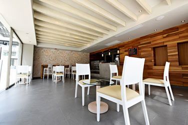 La ptisserie Insomnia sert des pains chauds, des gteaux, des glaces, et de dlicieux cappucinos et espressos