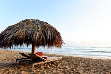 Vous pourrez vous dtendre  la plage prive de l'htel