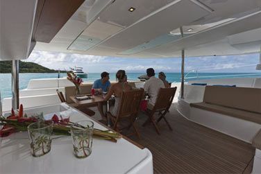 Vous partagerez des moments de convivialit  bord du catamaran !