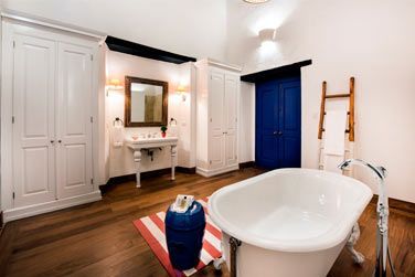 La salle de bain avec baignoire