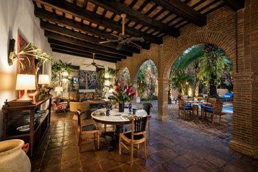 Sjournez dans un btiment du 16e sicle aux toits romains classiques et aux votes en briques