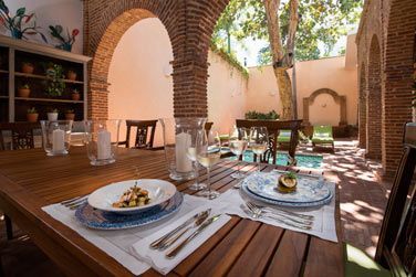 Un repas intime dans la cour intrieure avec piscine