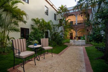 Les charmants patios arbors de vgtation luxuriante,