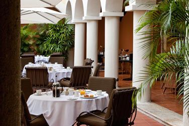 La terrasse extrieure du restaurant Dos Mundos