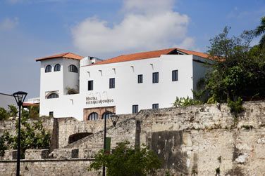 Cet htel est compos de 3 maisons avec patio, incluant la demeure du fondateur de la ville