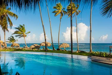 La piscine extrieure avec vue sur la mer
