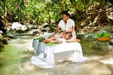 Une gamme de soins et de traitements  base de produits naturels et locaux comme le caf, le chocolat ou la noix de cocp.