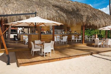 Au Barefoot Grill, dgustez de dlicieux plats grills servis au bord de la plage