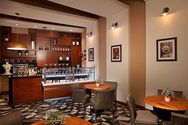 Caf haut de gamme et collations dans une atmosphre dcontracte et dtendue